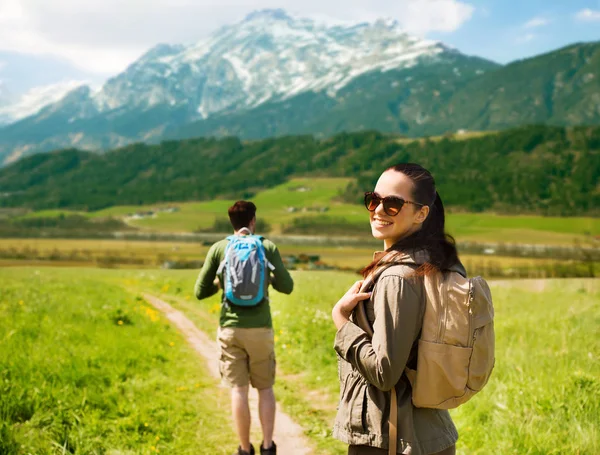 Coppia felice con zaini che viaggiano negli altopiani — Foto Stock