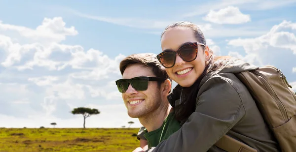 Pareja feliz con mochilas que viajan en África —  Fotos de Stock