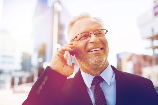 Sonriente viejo hombre de negocios llamando en el teléfono inteligente — Foto de Stock