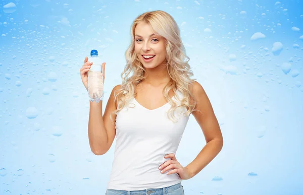 Szczęśliwy piękna młoda kobieta z butelka wody — Zdjęcie stockowe