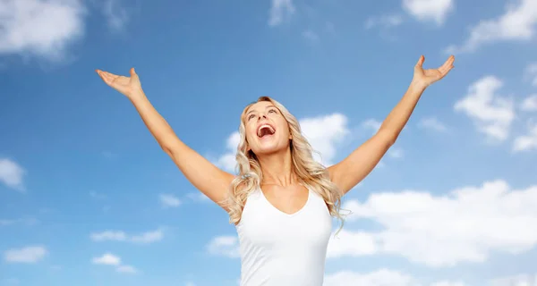 Lycklig kvinna firar segern över blå himmel — Stockfoto