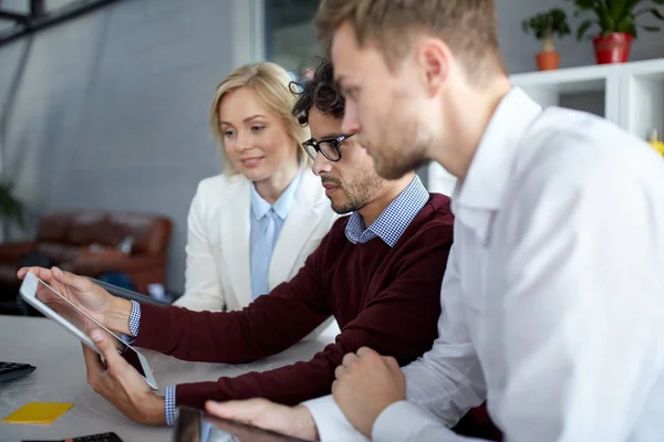 Business-team med TabletPC på kontoret — Stockfoto