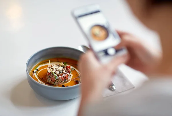 Kafede gıda fotoğrafçılığı smartphone kadınla — Stok fotoğraf