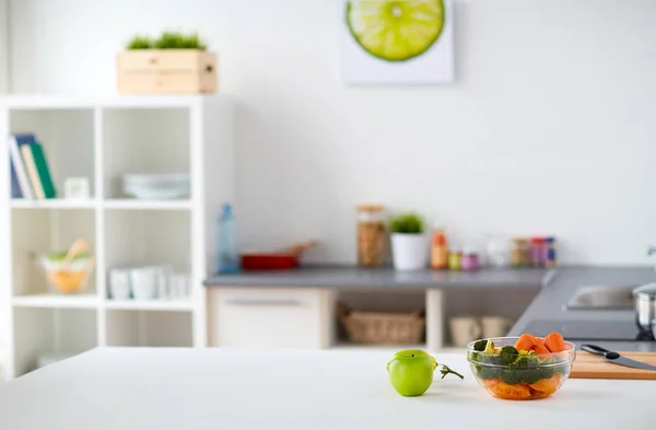 Casa moderna cozinha interior com comida na mesa — Fotografia de Stock
