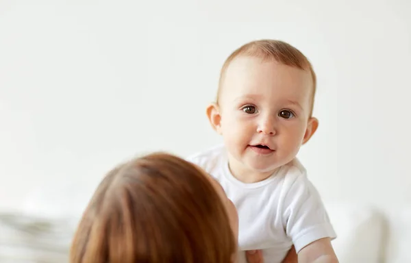 Bebê pequeno feliz com a mãe em casa — Fotografia de Stock