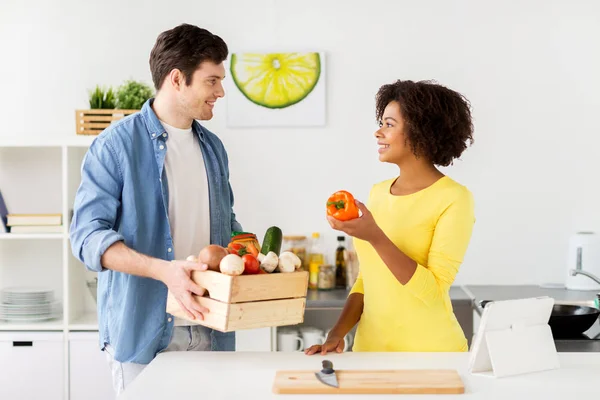 Lyckliga par med hälsosam mat på hem kök — Stockfoto