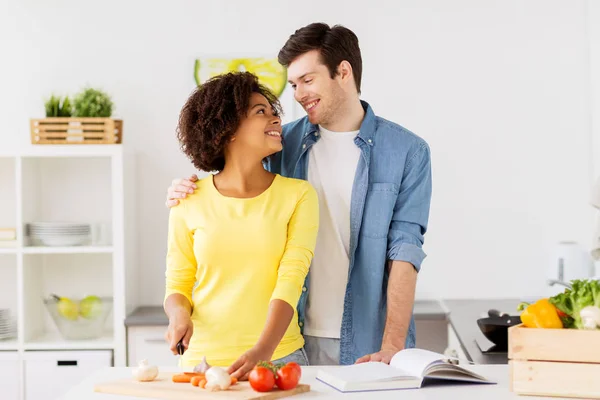 Glückliches Paar kocht Essen in der heimischen Küche — Stockfoto