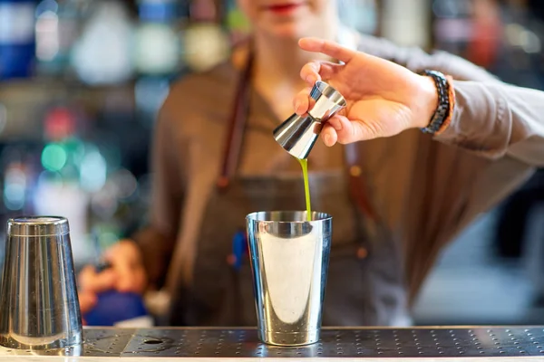 Barista con shaker cocktail e jigger al bar — Foto Stock