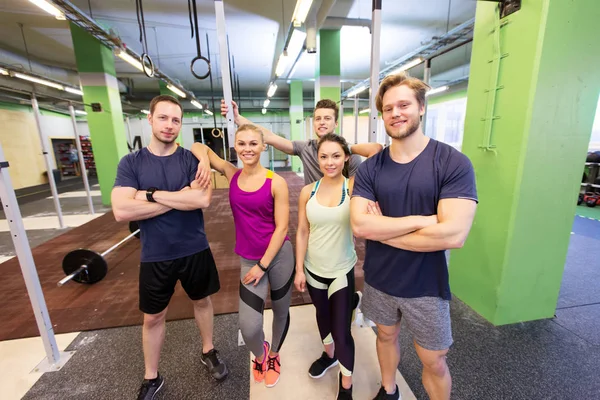 Gruppo di amici felici in palestra — Foto Stock