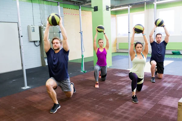 Grupp av personer med medicin bollträning i gym — Stockfoto