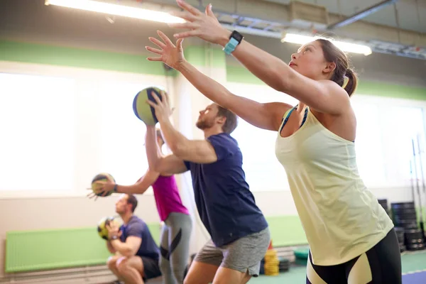 Grupp av personer med medicin bollträning i gym — Stockfoto