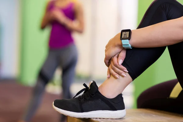 Nahaufnahme einer Frau mit Herzfrequenztracker im Fitnessstudio — Stockfoto