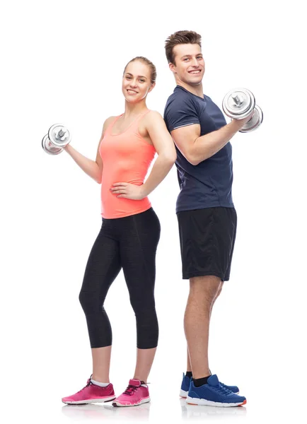 Sportlicher Mann und Frau mit Hanteln — Stockfoto