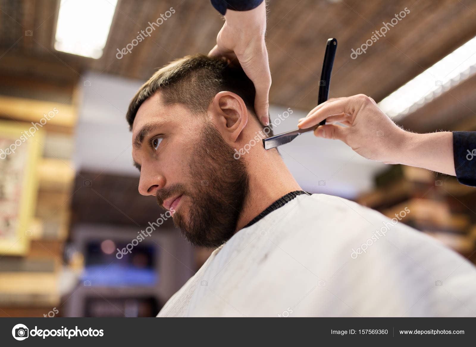 Homme Et Coiffeur Avec Les Cheveux Raser Rasoir