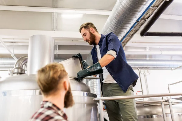 Hombres que trabajan en una fábrica de cerveza artesanal o una fábrica de cerveza —  Fotos de Stock