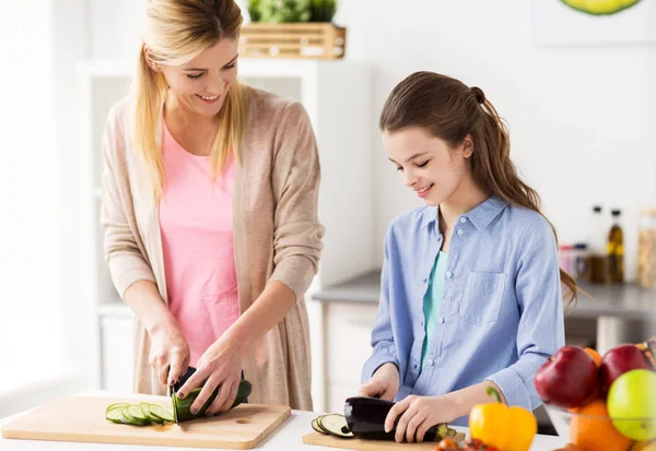 Glückliche Familie Kochen Abendessen in der heimischen Küche — Stockfoto