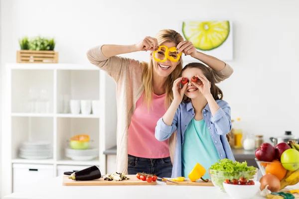 Gelukkig familie koken diner thuis keuken — Stockfoto