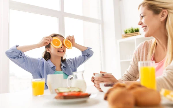 Familia feliz desayunando en casa cocina — Foto de Stock