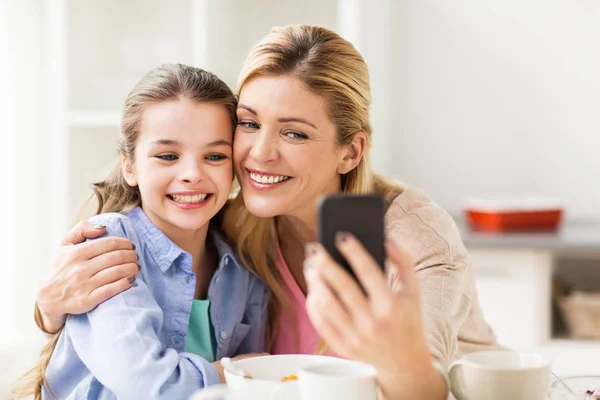 Familia feliz tomando selfie por teléfono inteligente en casa —  Fotos de Stock