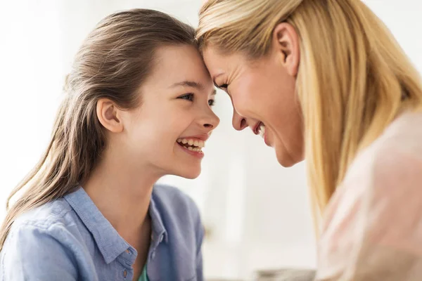 Feliz família sorridente de menina e mãe em casa — Fotografia de Stock