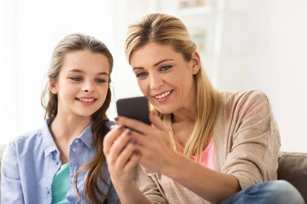 Familia feliz con smartphone en casa —  Fotos de Stock