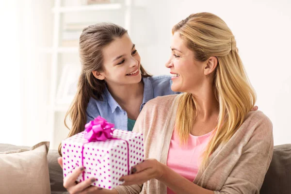 Dziewczyna dając prezent urodzinowy dla matki w domu — Zdjęcie stockowe
