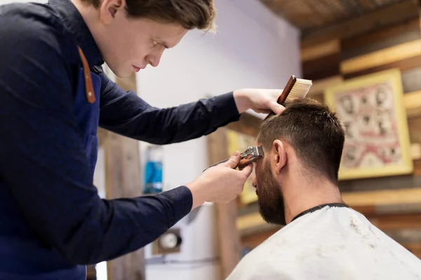 美容室でトリマーカットの髪を持つ男と理容師 — ストック写真