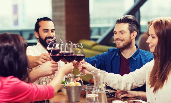 Amigos jantar e beber vinho no restaurante — Fotografia de Stock