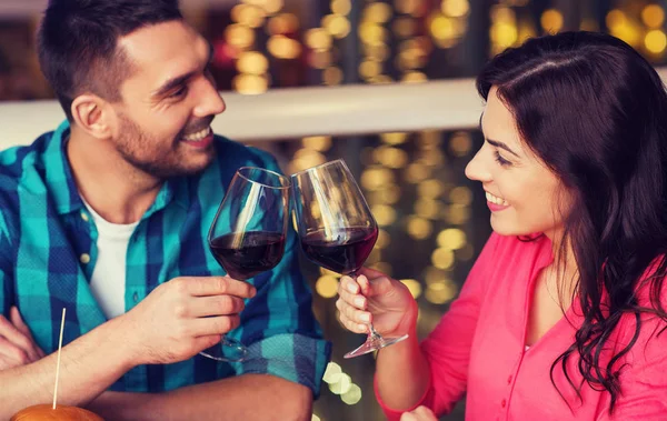 Glückliches Paar speist und trinkt Wein im Restaurant — Stockfoto