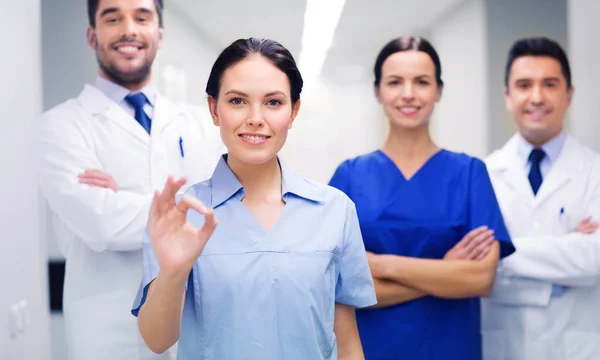 Skupina lékařů v nemocnici ok ruční známek — Stock fotografie