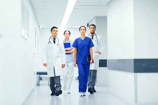 Группа врачей или врачей в больничном коридоре — стоковое фото