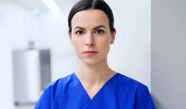 Lékař nebo zdravotní sestra na chodbě nemocnice — Stock fotografie