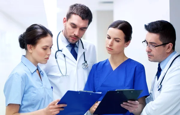 Grupp av läkarna på sjukhuset med Urklipp — Stockfoto