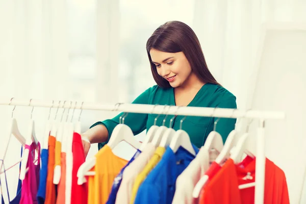 Gelukkige vrouw kiezen kleding thuis kledingkast — Stockfoto