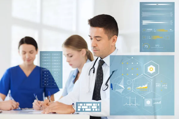 Group of doctors at hospital writing — Stock Photo, Image