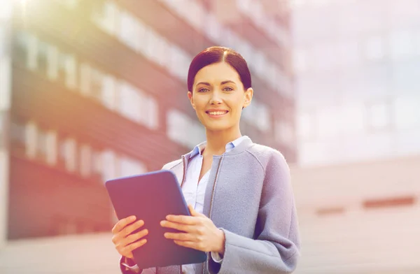 Smiling business woman with tablet pc in city — Stock Photo, Image