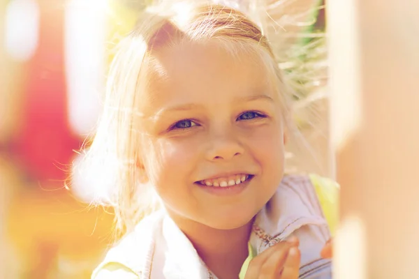 Fröhliches kleines Mädchen klettert auf Kinderspielplatz — Stockfoto