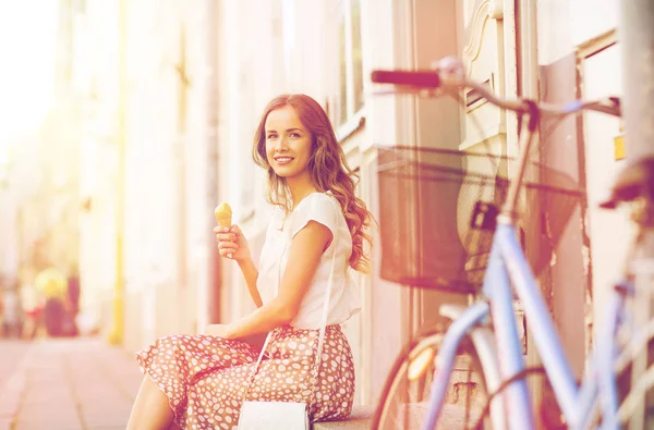 Mulher feliz com bicicleta e sorvete — Fotografia de Stock