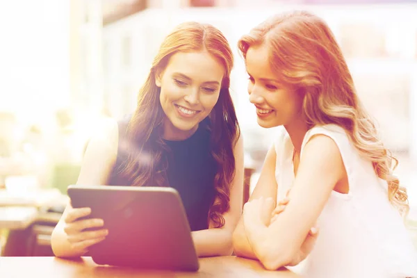 Glückliche junge Frauen oder Teenager-Mädchen mit Tablet-PC — Stockfoto