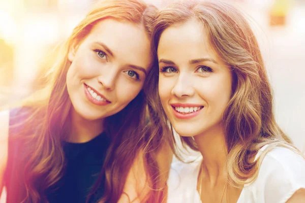 Gelukkig jonge vrouwen of tienermeisjes — Stockfoto