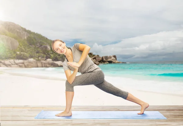 Femme faisant pose d'angle côté yoga sur la plage — Photo