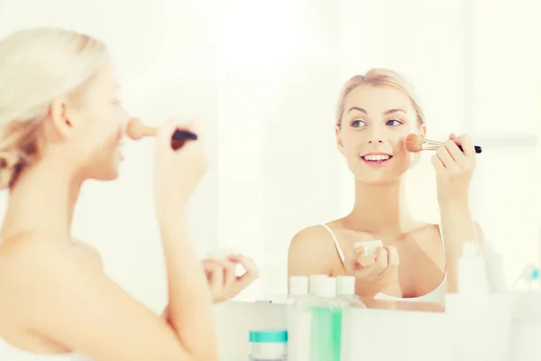 Mujer con cepillo de maquillaje y polvo en el baño — Foto de Stock