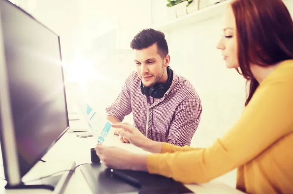 Équipe créative heureuse avec des papiers au bureau — Photo