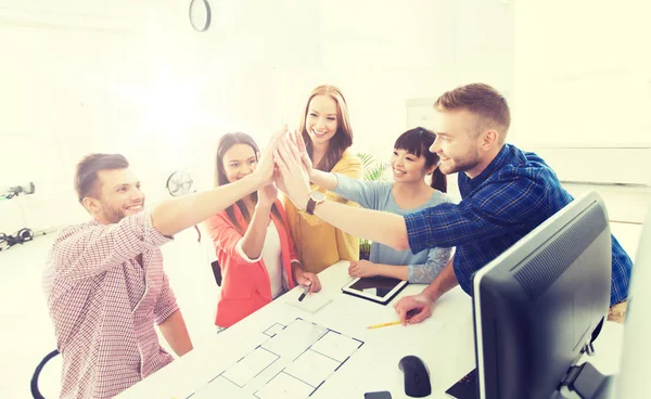 Kreativteam macht High Five im Büro — Stockfoto