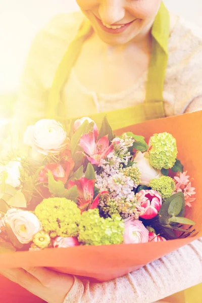 Close up of woman with bunch at flower shop — Stock Photo, Image