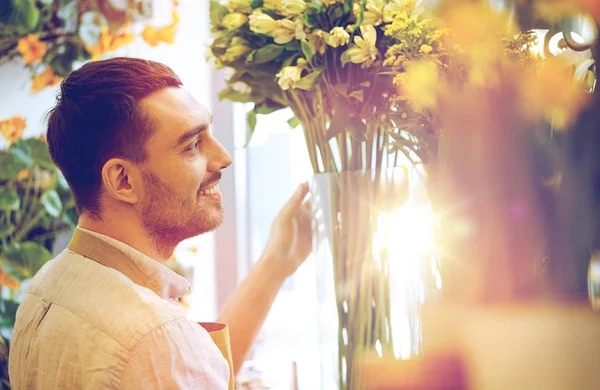 Glücklich lächelnder Blumenhändler im Blumenladen — Stockfoto