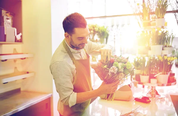 Demet çiçek mağazası yapım gülümseyen çiçekçi adam — Stok fotoğraf