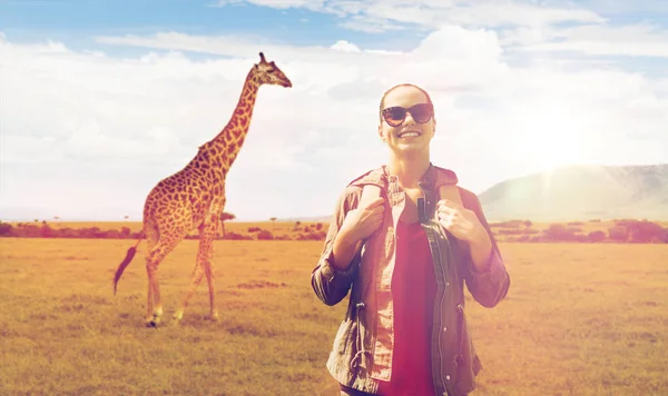 Gelukkige vrouw met rugzak reizen in Afrika — Stockfoto