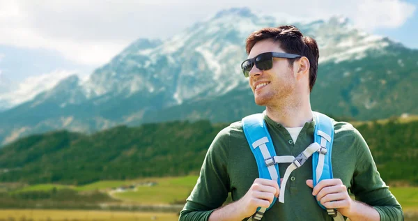 Ευτυχισμένος άνθρωπος με σακίδιο που ταξιδεύουν σε ορεινές περιοχές — Φωτογραφία Αρχείου