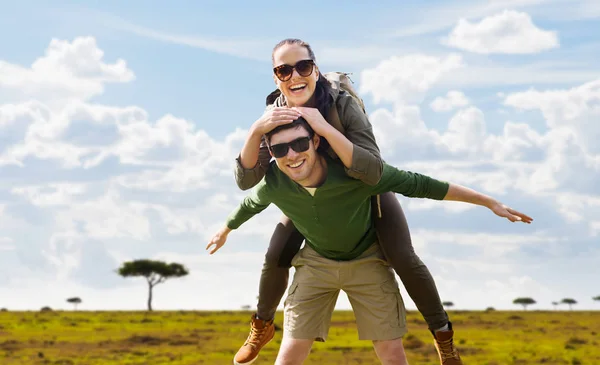 Uśmiechający się para z plecaki podróżne w Afryce — Zdjęcie stockowe